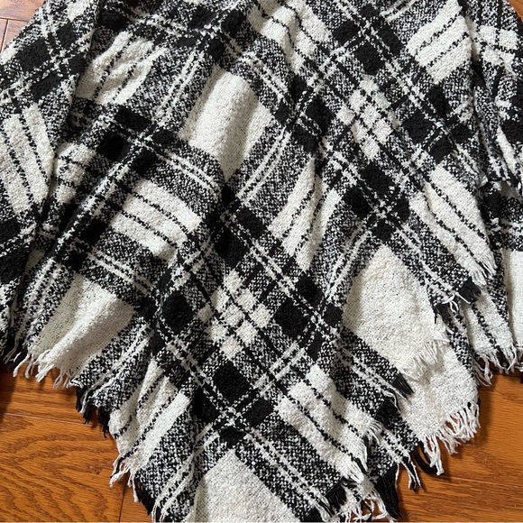 Plaid Turtleneck Poncho Sweater - Black and White size large - extra large l- xl - Picture 5 of 11
